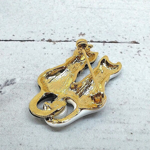 1971 ブローチ・ネコ2匹白黒（淡水本真珠・ボタン）ブローチ 真珠のブローチ 猫 ネコのブローチ 淡水真珠 大きなブローチ 贈り物 かわいいアクセサリー ネコのアクセサリー カジュアルアクセサリー 