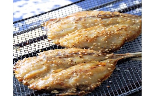 身はふっくら肉厚で食べ応えあり。
無添加・無着色だから安心してお召し上がり頂けます。