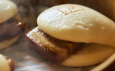 【月替わり6回定期便】長崎名物 皮付三枚肉の角煮まん 5個・長崎県産豚角煮まん 5個・角煮そぼろまん 5個[QAX091]