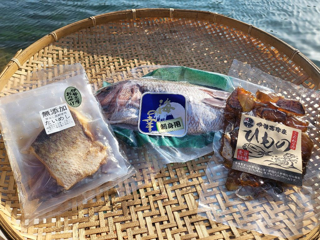 
（冷蔵）鯛 1匹 700ｇ以上 鯛めし 1個 鯛みりん干し 1個 伊勢志摩 ／ 城水産 ふるさと納税 魚 干物 寄付 おすすめ お取り寄せ 新鮮 美味しい旬の食材 三重県 南伊勢
