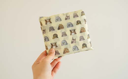 【期間限定！寄附額改定↓！】【北海道釧路市】IRBJ ふくろうエコバッグ 大容量＆折りたたみ可 フクロウ柄・動物保護支援 買い物袋 サブバッグ 軽量 コンパクト F5F-0081