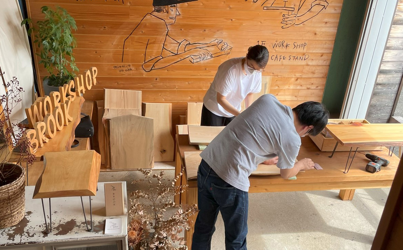 徳川御三家紀州藩の伝統を受け継ぐ三重県 尾鷲（オワセ）ヒノキの一枚板でローテーブルを作るワークショップ Sサイズ 長さ400～500×幅250～350×高さ約210mm【家具 インテリア サイドテーブ