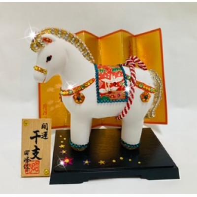 ふるさと納税 中間市 2026年干支丙午金運白馬くらくら(屏風、台座、木札付き)1点