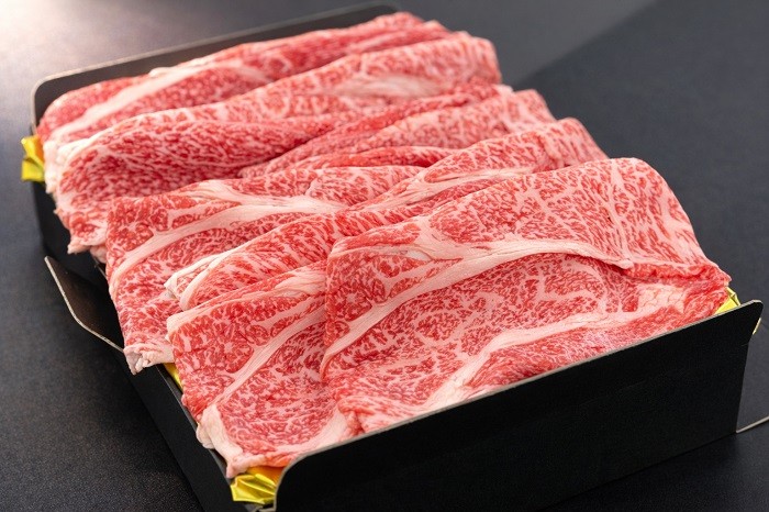 
                  （冷凍） 松阪牛すき焼き モモバラ肩ロース 1ｋｇ b-130 ／ 瀬古食品 ふるさと納税 牛肉 松阪肉 名産 ブランド 霜ふり本舗 三重県 大紀町
                