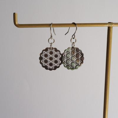 ふるさと納税 大和高田市 黒蝶貝のレース彫刻「麻」ピアス |  | 01