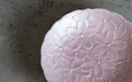 【日常に和の優雅さを】有田焼 mint. 桜彫り 12.7cm 深小皿 2枚セット (イエロー・ピンク)【金照堂】小皿 小鉢 副菜皿 副菜鉢 菓子皿 食器 皿 磁器 和食器 A25-639