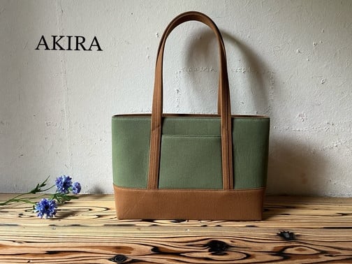 
            【 AKIRA オリジナル】【 マツコの知らない世界 で紹介されました！】 中型スリムトートバッグ カーキ×茶色帆布 【2025年7月以降順次発送】 軽量 軽い 日本製 キャンバス 帆布 横型 肩掛け 通勤 通学 大容量 上質 カジュアル オシャレ レディース カバン 鞄 バック
          