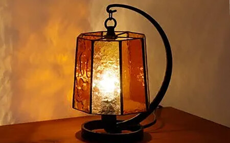 ステンドグラスのテーブルランプ ファン アンバー / ランプ オリジナル ギフト / 瀬戸市 / Ｎｉｊｉｉｒｏ　Ｌａｍｐ[BBAD052]