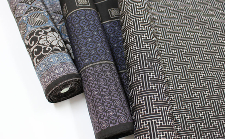 本場奄美大島紬　手織り扇子（泥染め龍郷柄) 鹿児島県 奄美群島 奄美大島 龍郷町 奄美産 大島紬 つむぎ 扇子 龍郷柄 絹織物 伝統工芸 伝統柄 絹100% 手織り 泥染め 興紬工房オリジナル 小物 