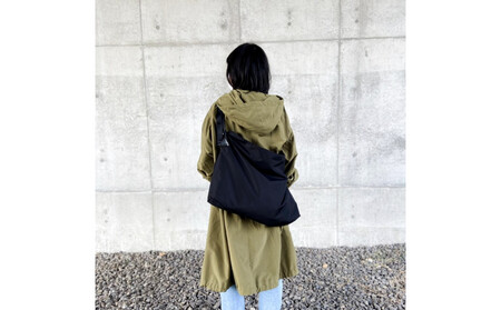 無駄のないシンプルさ、大判ショルダーバッグ　UKIE　Super water repellent
