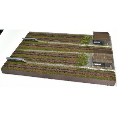 【ふるさと納税】Nゲージ用 鉄道模型用ジオラマ展示台 37x26cm 木造機関庫付き6線ヤード(洗浄台付き)【1590475】
