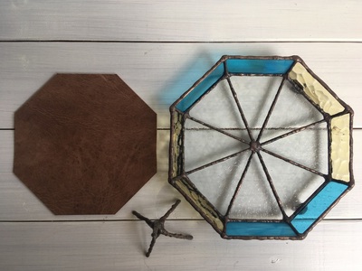 ステンドグラスの小物トレー(八角形B）鹿革のシート＆蚊取り線香たて付 小物入れ アクセサリートレー レザー 革小物 ディスプレイインテリア【R00697】