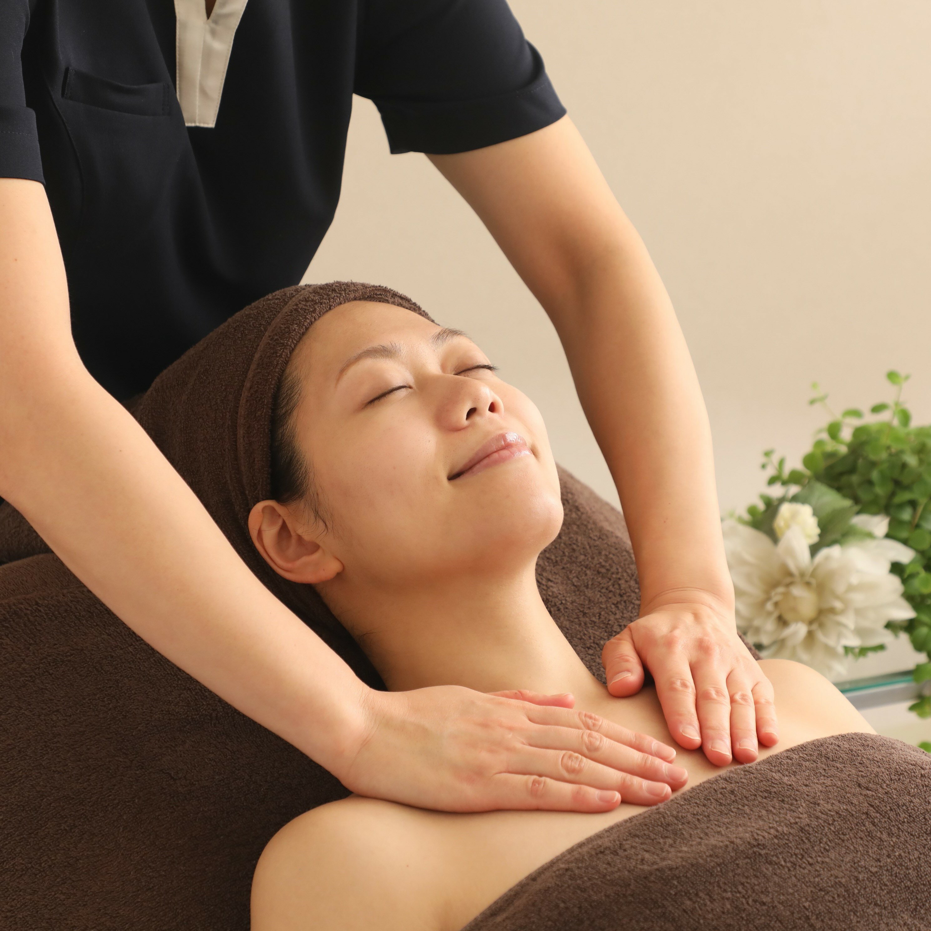 【ふるさと納税】[アユアラングレース]【平日限定】男女可！表参道の一軒家サロンでリラクゼーションマッサージ（ボディorフェイシャル）60分1回 45000円