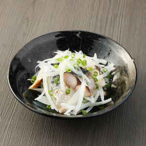 こだわりのサバ燻製おつまみ（冷凍・半身２枚入り)半身約100g～110g 伝統製法一番火仕上げ フィレ おかず 惣菜 スモーク 肴 魚 魚介類 鯖 さば 燻製 送料無料 【R01579】