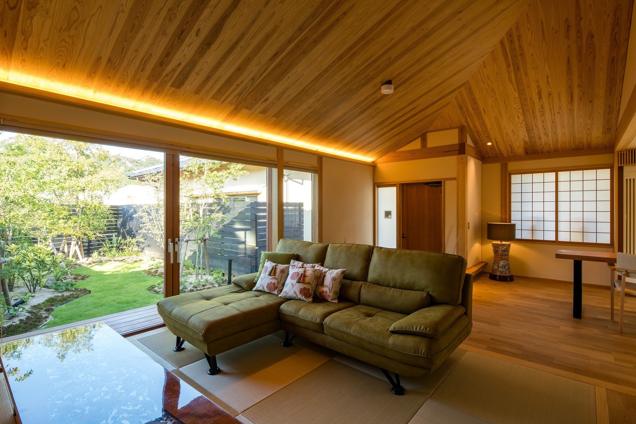 「曙」のお部屋は琉球畳とフローリングで裸足でも気持ちのいい床となっております。