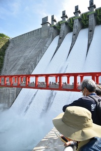 【令和8年5月23日(土)開催】八ッ場ダム点検大放流フェス2026 入場券 ４枚（駐車券・アガッタン乗車チケット(4人乗り)1枚付き） イベントチケット 八ッ場ダム 自転車型トロッコ セット販売