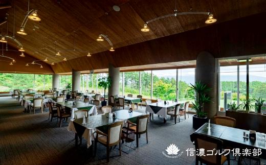美しい景色の中、テーブル間隔が広く、落ち着いてお食事いただけます。