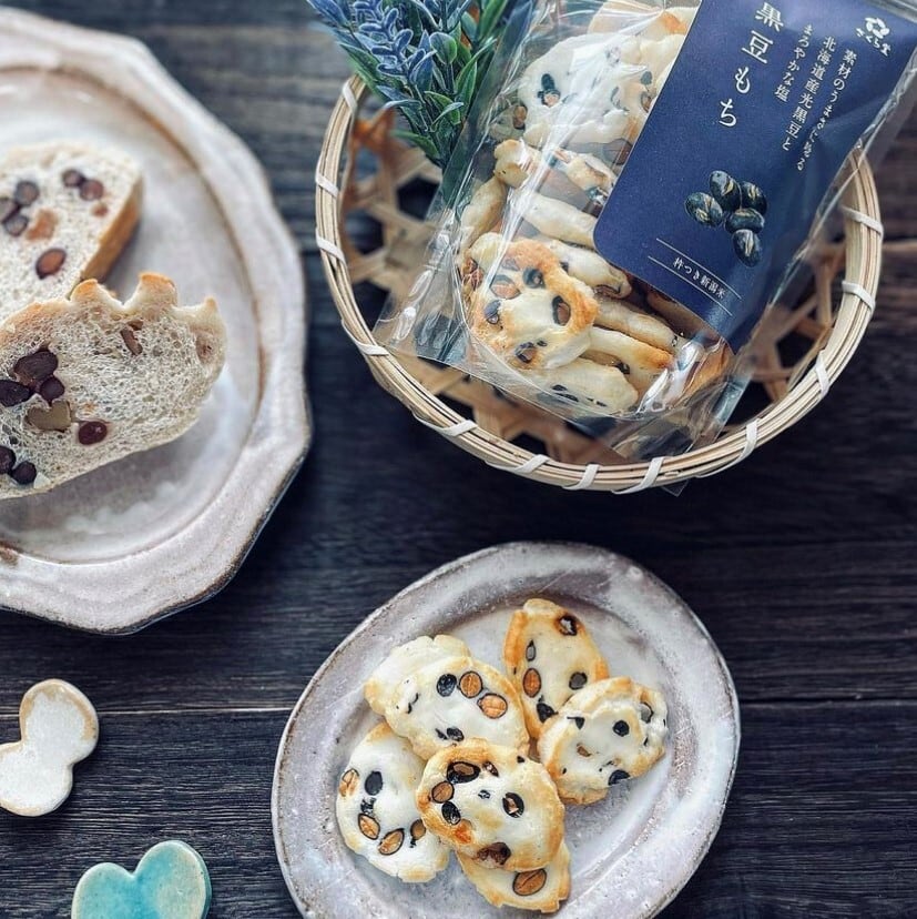 スタンドパック おかき 黒豆もち 12個 さくら堂 さくら製菓 新潟 新発田 菓子 お菓子 おかし 和菓子 米 お米 もち米 ライス せんべい 煎餅 米菓 間食 おやつ 赤穂の塩 塩 お塩 豆 光黒豆