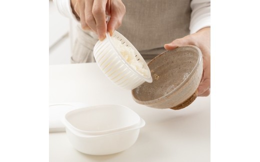 ザル型２重構造で、余分な水分が下に落ちてご飯がベタつかない