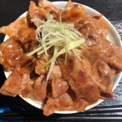 鹿追産　自然放牧黒豚　十勝名物　豚丼セット(ロース200g×3・肩ロース200g×2・たれ1本)【配送不可地域：離島】