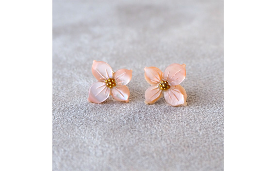 シェルのピアス ハナミズキ［ピンク］ チタン製ピアス ハンドメイド