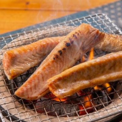 ふるさと納税 斜里町 【北海道斜里町産】秋鮭ハラス(甘塩) 200g×8パック　シャケの脂乗りのよい部位!