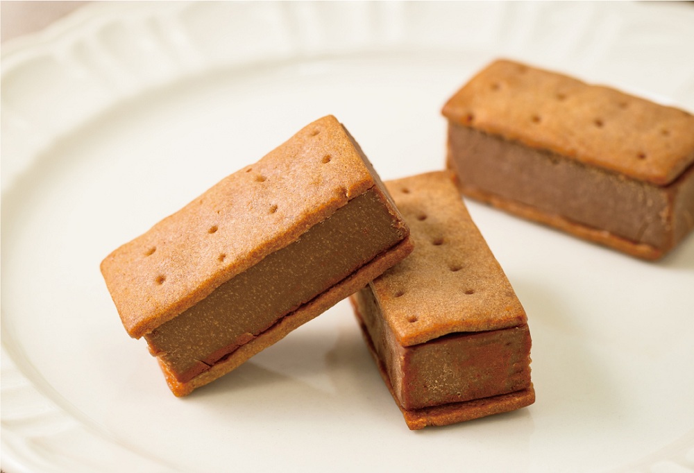 トップス　クッキーサンド〈ミルク37％・スイート62％〉１０個入り【目黒工場製造】