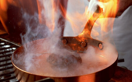 【ハンバーグを食べ比べ】佐賀牛と若楠三元豚のハンバーグ 食べ比べセット 計8個（各4個×2種） / 和牛 黒毛和牛 食べ比べ / 佐賀県 / 株式会社ナチュラルフーズ [41AFAB008]