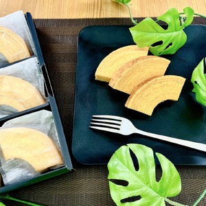 緑の一番星たっぷり♪卵屋ばうむくーへん(ホール1個 230g) バウムクーヘン 焼き菓子 贈答 土産 青森県 三戸町 AR-25-003