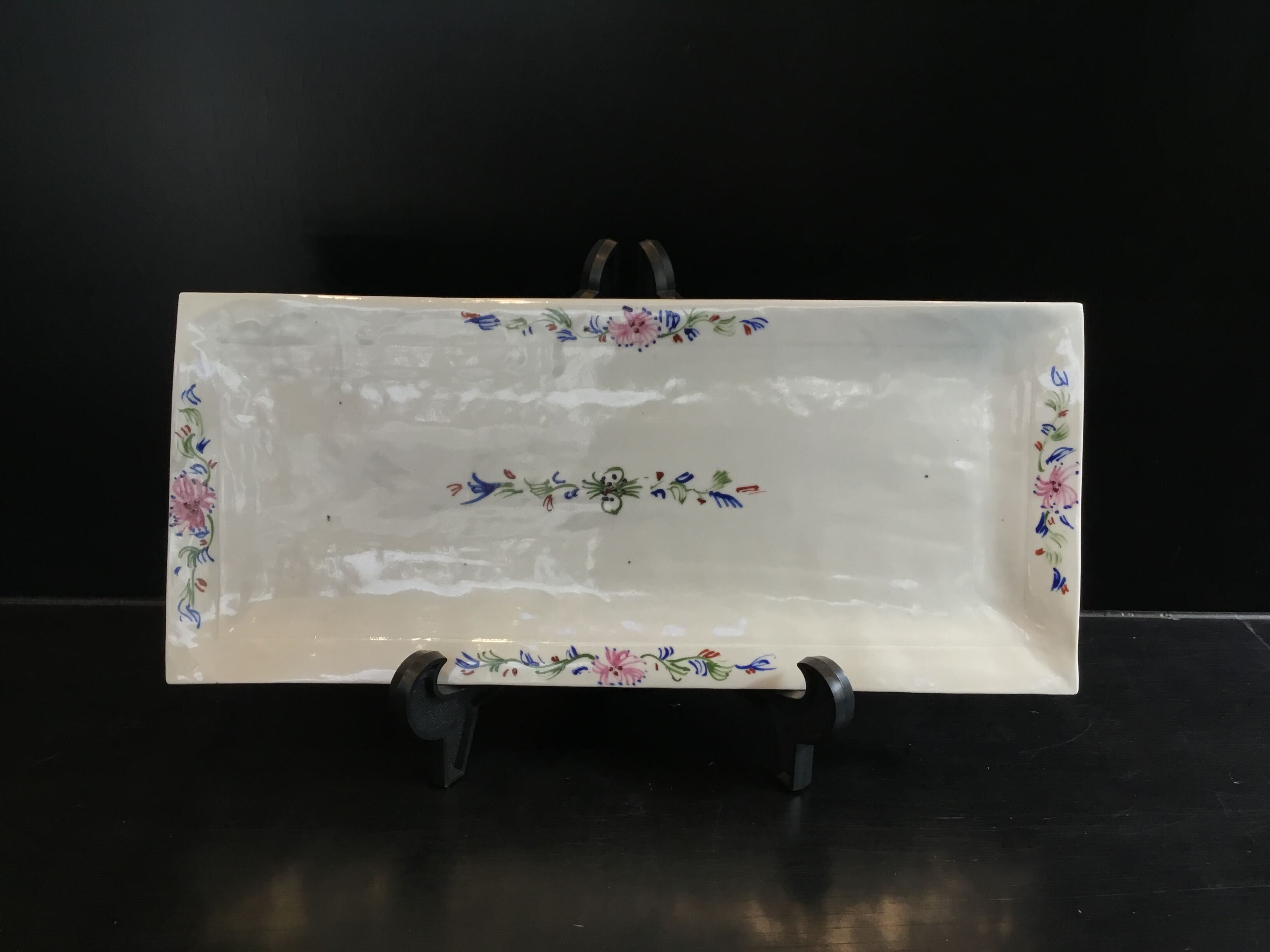 
                  天平窯 色絵花唐文長皿
                