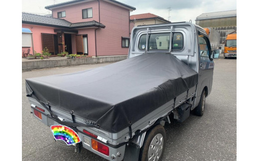 
漆黒の軽トラックシート　雨が流れ落ちるスロープ型
