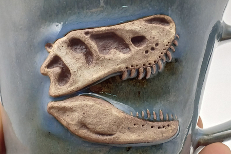 【益子焼】恐竜マグカップ(モデル:T-rex Bucky)焼物 焼き物 大石窯 食器 陶器 マグカップ コップ おしゃれ 恐竜 化石 T-rex レリーフ(BW004-3)
