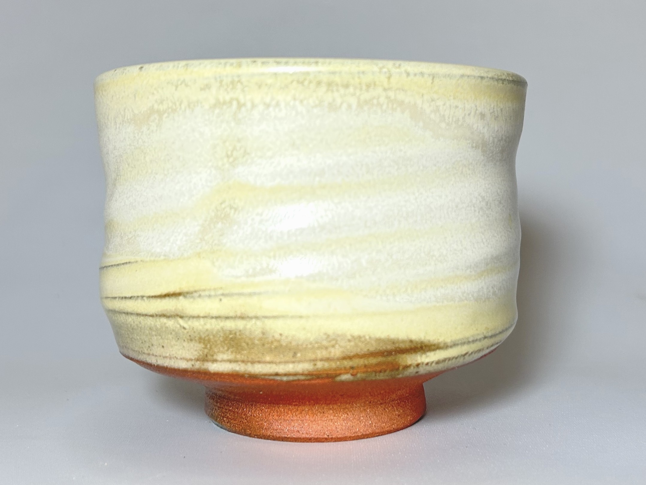 
            A106　萩白釉窯変筒型茶盌
          