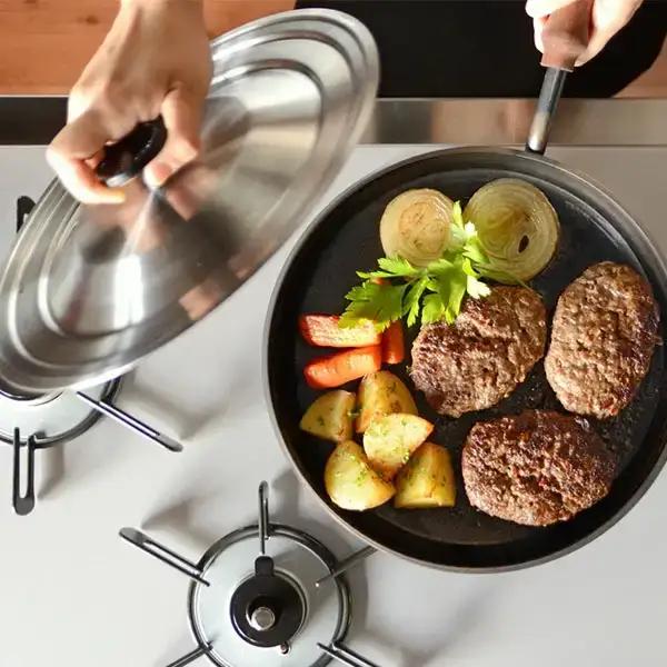 [大人の鉄板] フライパン26cm&ウッドボードセット 蓋付き 4.5mmの厚みが肉の旨みを引き出す 燕三条製 キッチン