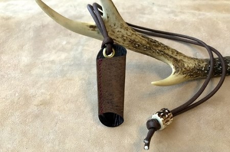 鹿革のホルダー【焦茶】眼鏡かけ ペンホルダー メガメチェーン ストラップ 革小物 レザー アクセサリー【R00448】