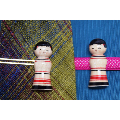 
                  「こけス」ネクタイピン&帯留め(赤ロクロ線)【1238402】
                