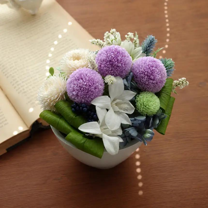 想いを静かに届ける、手仕事仕立てのお供えアレンジメント アクリルケース入り | Flower Shop 花野果