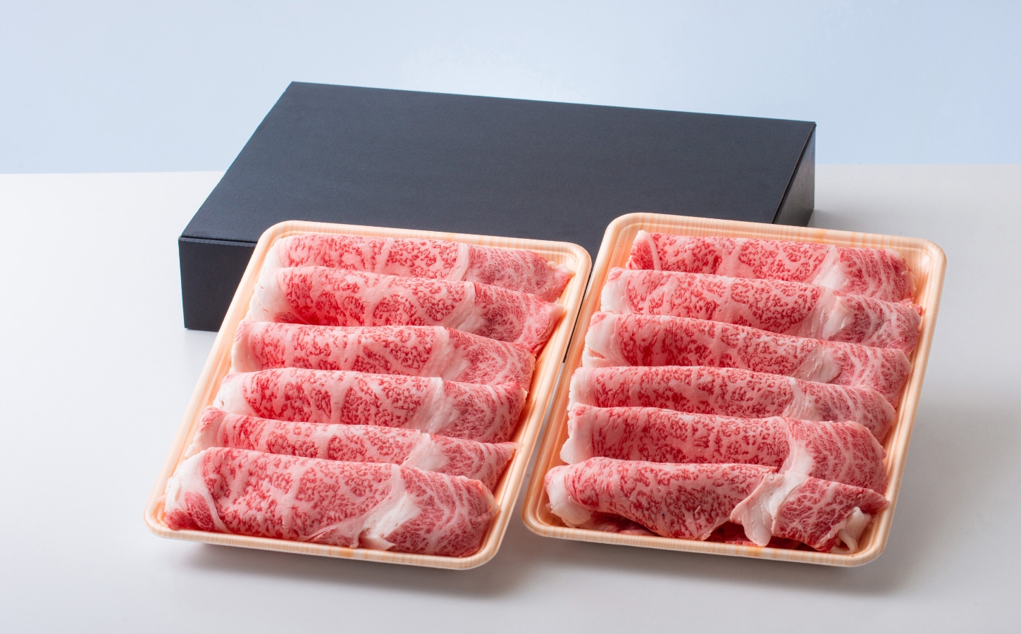 ＜定期便＞松阪牛の品評会で最優秀賞受賞歴のある 加藤牧場の三重県産黒毛和牛 ロース・肩ロース 1kg 【４回発送】│ 牛肉 国産牛 国産 和牛 大容量 冷凍便 年末年始 お正月 黒毛和牛 ロース 肩ロース 肉 上質 家族 焼肉 しゃぶしゃぶ すき焼き 鍋 おいしい 美味しい 人気 おすすめ 三重県 四日市市 ふるさと納税