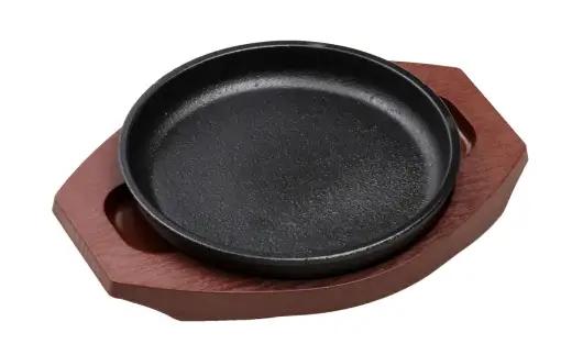 トキワ鉄器 ステーキ皿 （ 樹脂台タイプ ） IH対応 丸判小 17cm WP304S くわな鋳物 職人 蓄熱性 保温力 プレート お皿 皿 食器 オシャレ 日常使い 重厚感 伝統 匠の技 鉄板 食卓