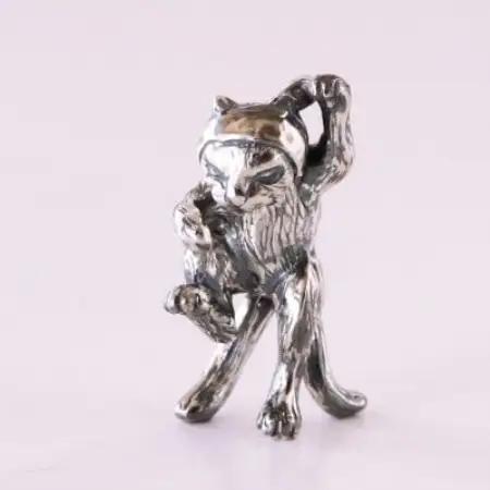 【和の彩 wanoiro】銀製『頬かむりをして踊る猫又』妖怪もののけ根付ジュエリー 659-861【配送不可地域：離島・沖縄県】【1490346】