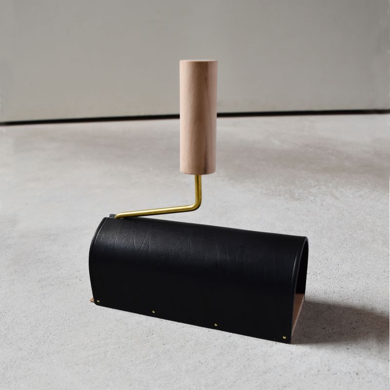 Teha’amana ROLLER CLEANER テハマナ ローラークリーナー ブナ ブラック 革 皮 雑貨 おしゃれ レザー 本革 こだわりの逸品 地域特産品 ギフト 自分用 人気 おすすめ_イメ