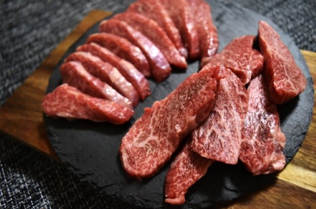 【ふるさと納税】 【近江牛 赤身・カルビ焼肉セット(1kg)】 肉 牛肉 ブランド牛 三大和牛 和牛 黒毛和牛 国産 バーベキュー 贈り物 ギフト プレゼント 冷凍 滋賀県 竜王