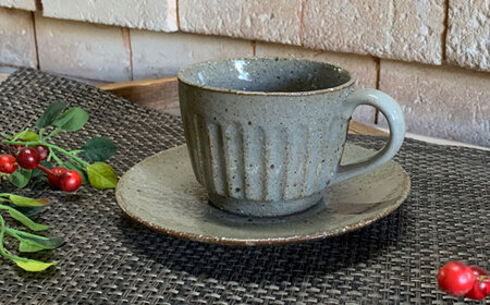 【美濃焼】荒土 しのぎ カップ&ソーサー 2色 ペアセット【竜仙窯】食器 コーヒーカップ ティーカップ プレート ケーキ皿 取り皿 珈琲 紅茶 お茶 ティータイム ペア 夫婦 カップル ホワイト グレ