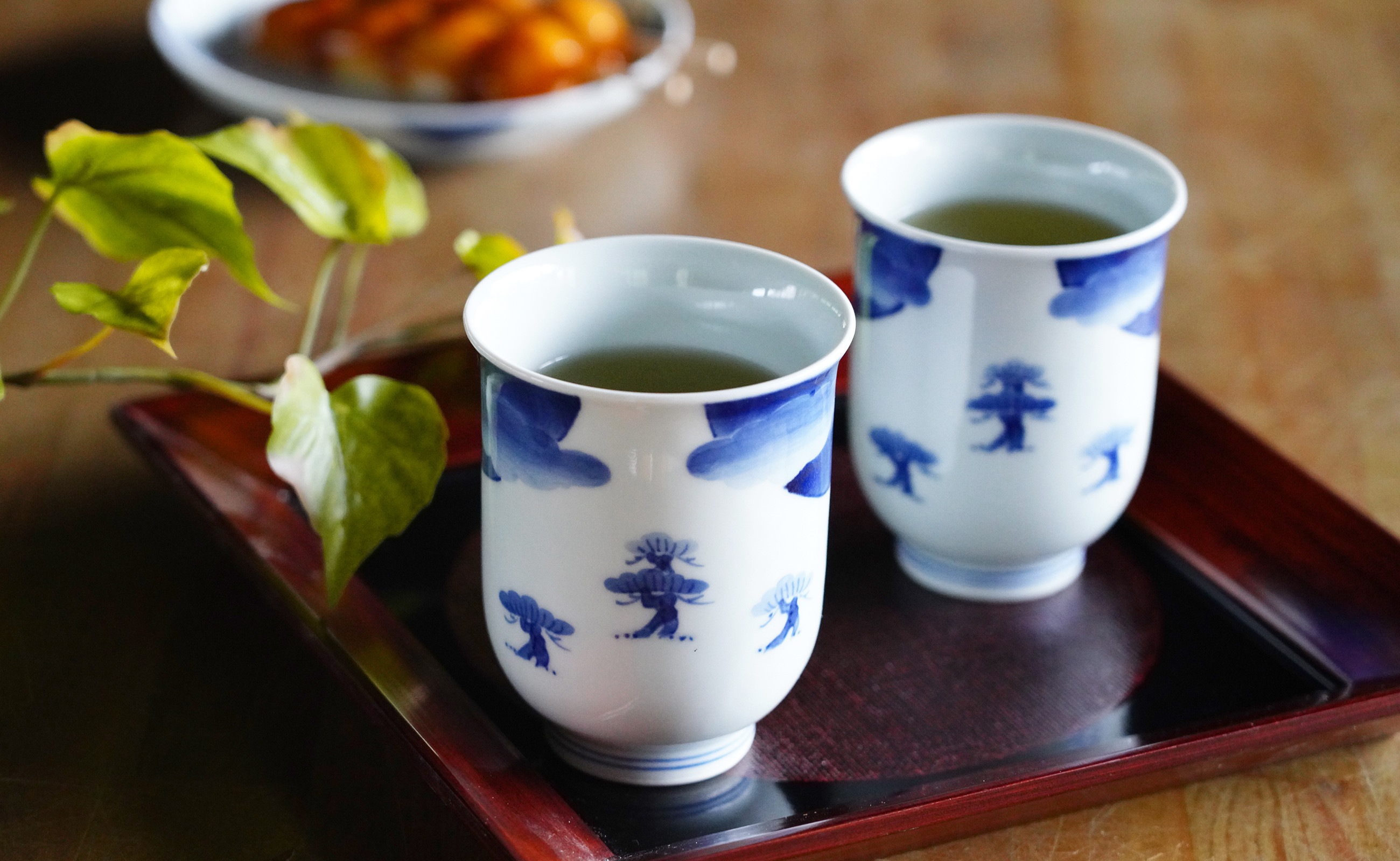 
            しん窯 青花 染付富士山反り組湯呑 有田焼 和食器 食器 うつわ 器 カップ コップ 2個セット 夫婦湯呑 お湯呑 ゆのみ カップ フリーカップ ギフト 贈答 手描き カップ2個 縁起物 松 富士山 大小セット 30000円 3万円 A30-231
          
