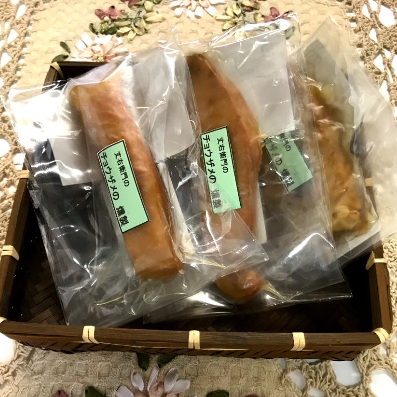 509.チョウザメの燻製(A509-1)