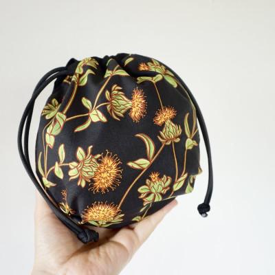 ふるさと納税 桶川市 〜べに花の郷桶川市〜【べに花柄のまんまる巾着】黒 |  | 03