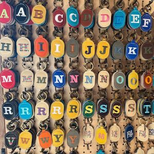 刺繍 イニシャル レザー キーホルダー JINTO 革小物 野球 グロ-ブ 革