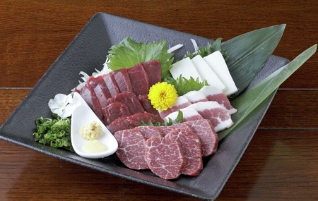 熊本 馬刺し 4種盛り 200g （赤身 ・ コーネ ・ フタエゴ ・ 上霜降り 各50g×1個） 醤油たれ付 赤身馬刺し コーネ馬刺し 熊本馬刺し 馬刺し堪能 馬刺し専門店