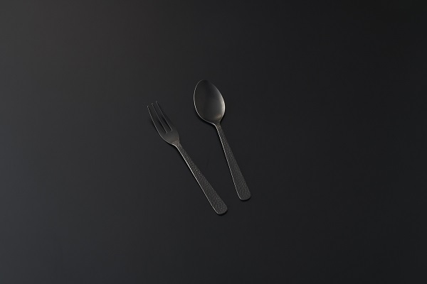 
            黒染めした槌目ティースプーンとヒメフォークの2本組 FC012078
          