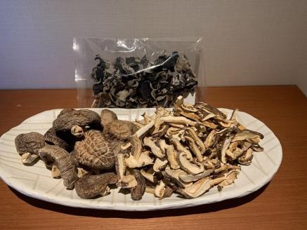 無添加無農薬の乾燥原木シイタケ2袋とキクラゲ1袋の満足セット　A-A12　東近江市あらゆる場面で木を使う推進協議会